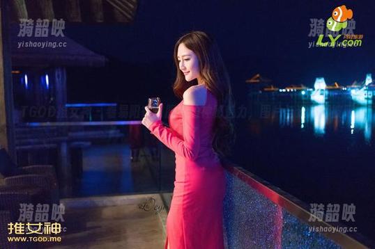 TGOD推女神 - 看易阳在制服中的神秘魅力，图片与资源都被吸引了