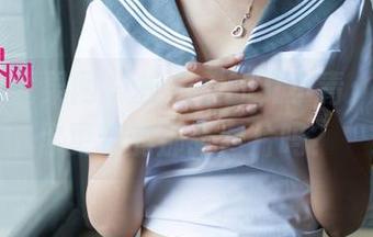 UGirls尤果网 – 校园里的艾小青：喂，是你更新的那张图片吗？