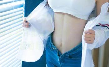 UGirls尤果网 – 艾霓莎运动写真，图片里她的每个动作都让我想动一动，虽然那些运动鞋一直在角落！