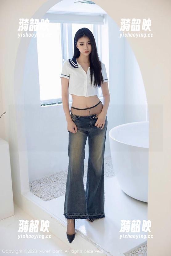 Xiuren秀人网 - 小蛮妖_honey的白色写真：这不是简单的照片，这是氛围的营造和情感的释放。