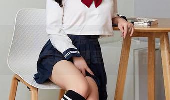 YouMi尤蜜荟 – 全套写真新体验！看露露小喵的美腿，感受视觉冲击！