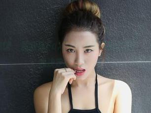 YouWu尤物馆 – 孟狐狸FoxYini最新网袜套图：“看到这袜子，我决定终生单身！”
