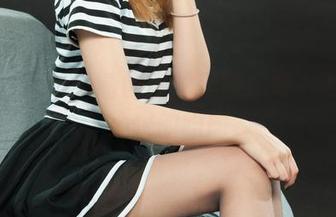 丽柜 – 制服子晴的私拍美图：每一张都是心跳的瞬间