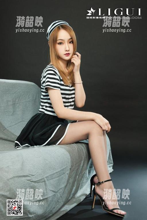 丽柜-子晴 丽柜 - 制服子晴的私拍美图:每一张都是心跳的瞬间