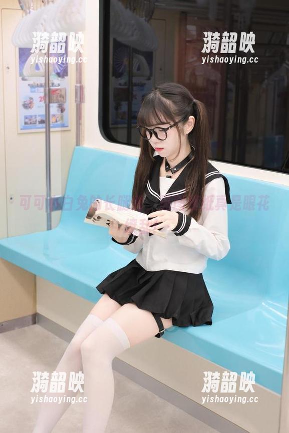 可可小白兔的长腿秀，原图壁纸真是眼花缭乱！