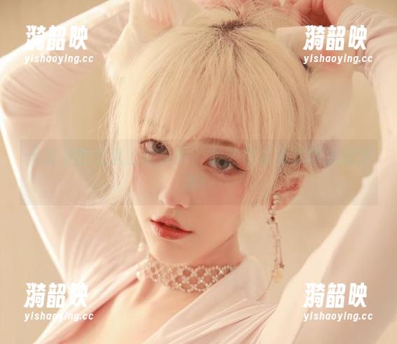 当金发芭比遇上啾小妍：她的作品集就像魔法梦游！