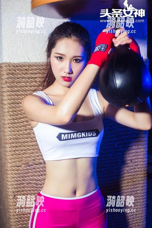 头条女神 - 在线！周熙妍与奶牛的写真，感觉被甜蜜包围了
