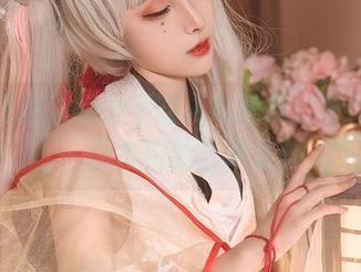 耳边轻语，奶狮不咬人与她的丝袜作品：一场模糊的艺术之舞