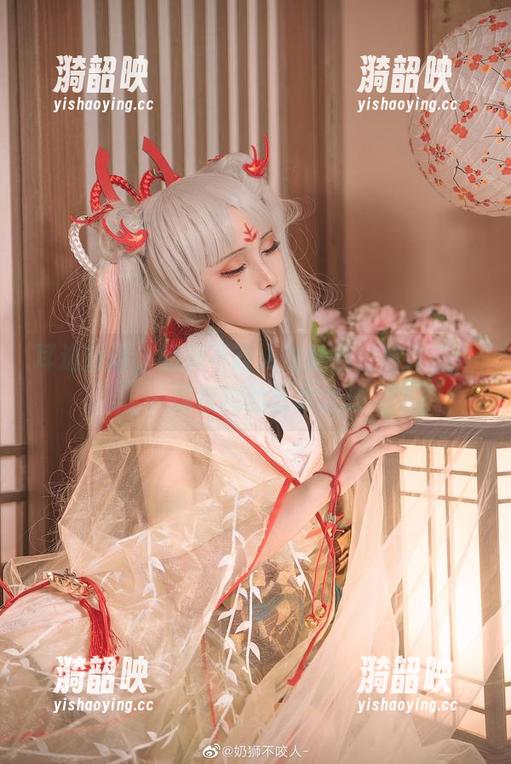 耳边轻语，奶狮不咬人与她的丝袜作品：一场模糊的艺术之舞