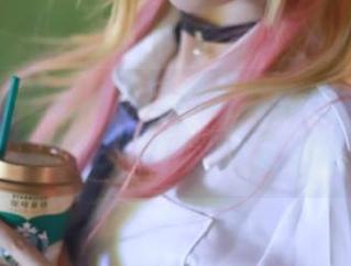 妍子坚不可摧在小叽的写真集里，幽默与美貌的完美碰撞，火速更新！