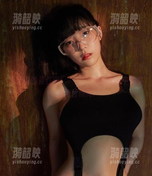 泳池里的姜仁卿(강인경)，更新你心中的梦幻短暂瞬间!