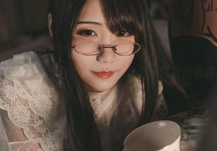 嫣嫣子最新竞泳图包：她游得像条鱼，我游得像根木头！