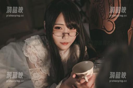 嫣嫣子最新竞泳图包：她游得像条鱼，我游得像根木头！