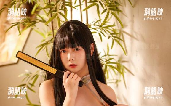 透过“巧克力小圆面包”的镜头，女友写真原图里的每个光影都是甜蜜的错觉。