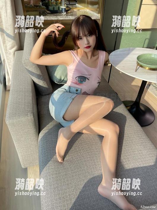 张思允 微密圈 - 最新套图:张思允让白吊带袜成了一种新时尚,谁还敢说这是袜子?