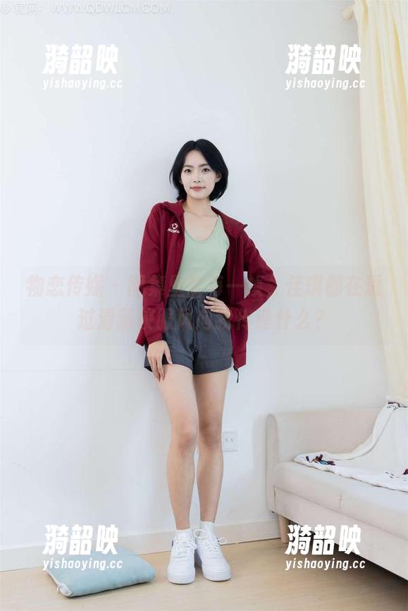 物恋传媒 - 图集里的每一帧，佳琪都在透过清新校服风向我传递什么？