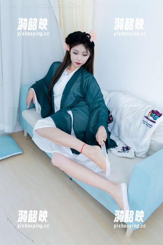 物恋传媒 - 在线写真里的小茶：美脚一次看个够，脚趾的魔力你感受到了吗？