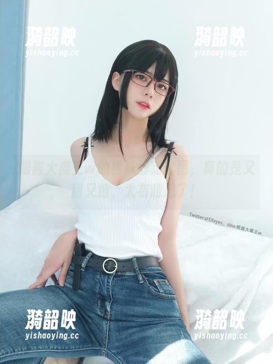眼酱大魔王w的棉袜最新套图，真的是又甜又撩，太有意思了！