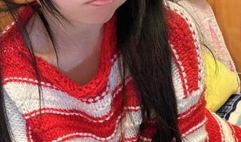 看！神沢永莉在美图中穿着黄色吊带睡衣，兔兔娃娃的感觉燃爆了！