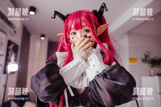一件礼服的故事，神沢永莉在网盘里的写真里讲得真好！