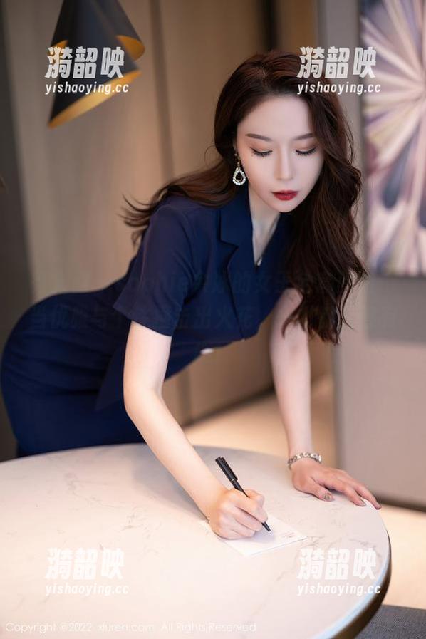秀人网 - sophie余冰的女王全套原图：当优雅与个性撞击出火花，一切都变得有趣！