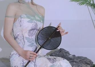 秀人网 – 九千柒柒白丝最新美图：看了让人恍惚的‘织梦’系列！