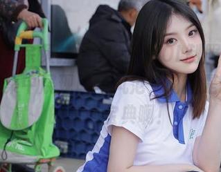 秀人网 – 余贝拉bella蓝色OL制服系列，在线图集中展现职场风范，简直是上班族的时尚宝典啊！