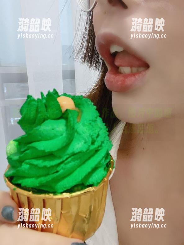 秋和柯基的“小红帽”作品，图片中的细节太有意思了，真是让人流连忘返。