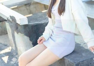 稚乖画册 – 夜夜的80d白丝写真：观看这份轻松和调皮的时光