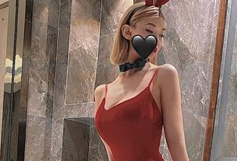 微密圈 – 脸红Dearie泳池写真集分享：潜入水中，你绝对不会想出来