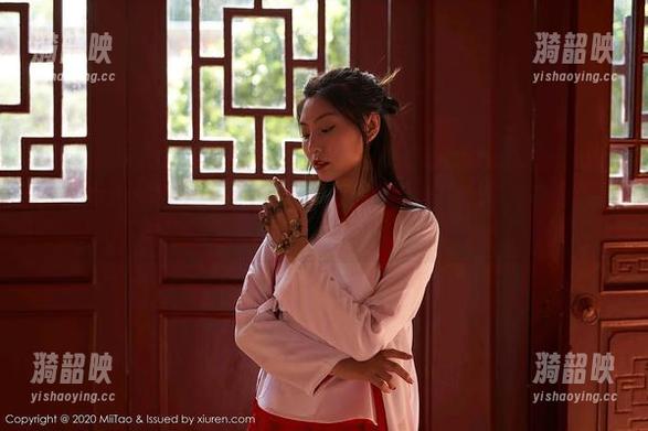 蜜桃社 - 这可不止是写真集——萌美Moemi肉丝带来的视觉冲击！