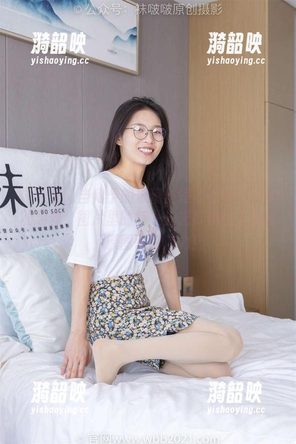 袜啵啵 - 当稚予的玻璃丝短袜在镜头前翩翩起舞，图片里的每一处光影都让人着迷，原图就有魔力！
