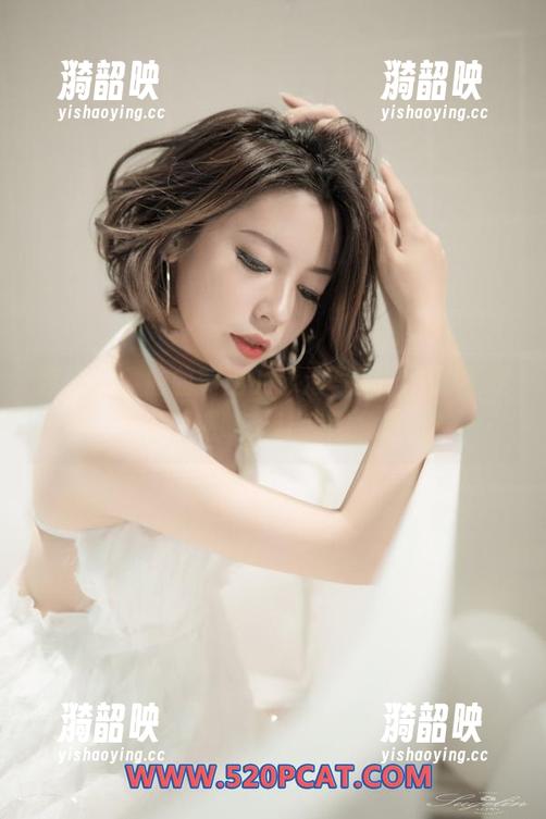 轰趴猫 - 曲曲新出的泳池写真，更新不是一般的诱惑啊，让我想象连连！