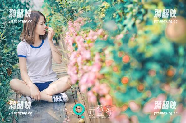 青豆客 - 想要一丝神秘？谭晓彤修女的图库作品，随便下载试试！