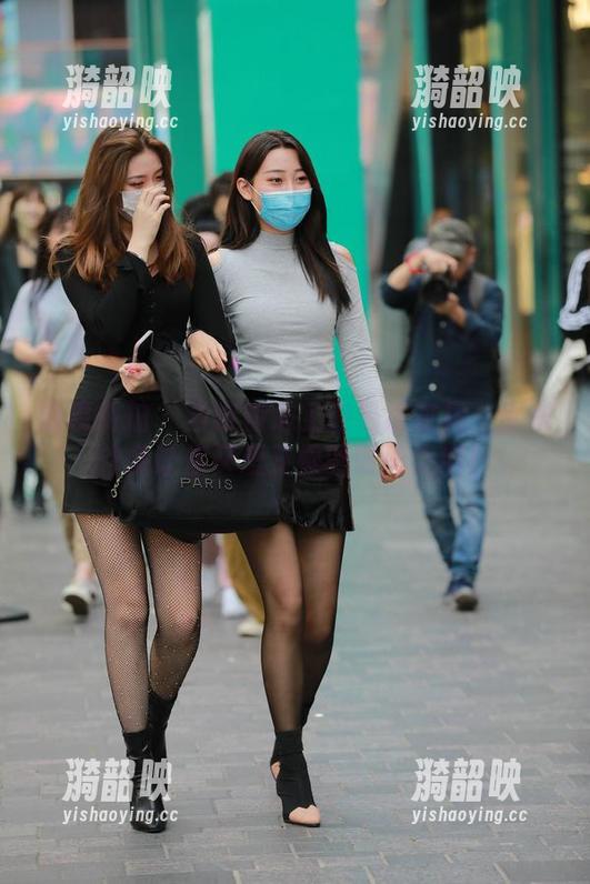 魔镜街拍 - 当楼楼遇上白色连衣裙：全集作品让你又爱又恨的时尚之旅！