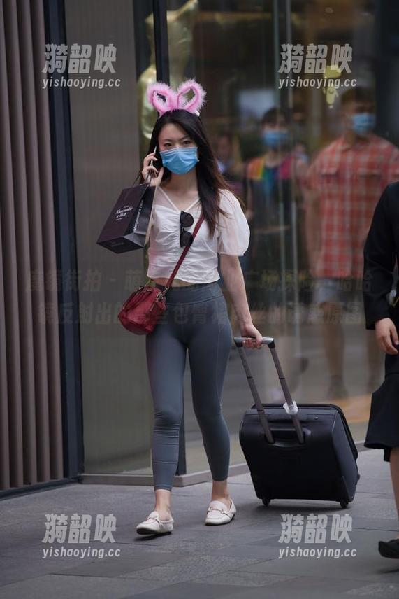 魔镜街拍 - 萌宝儿的商业广场探险，哈哈镜反射出的那些包臀裙肉丝的诱惑原图