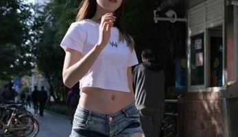 奇妙的原图，魔镜街拍让紧身裤小姐姐的福利一触即发！