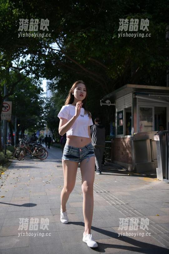 奇妙的原图，魔镜街拍让紧身裤小姐姐的福利一触即发！